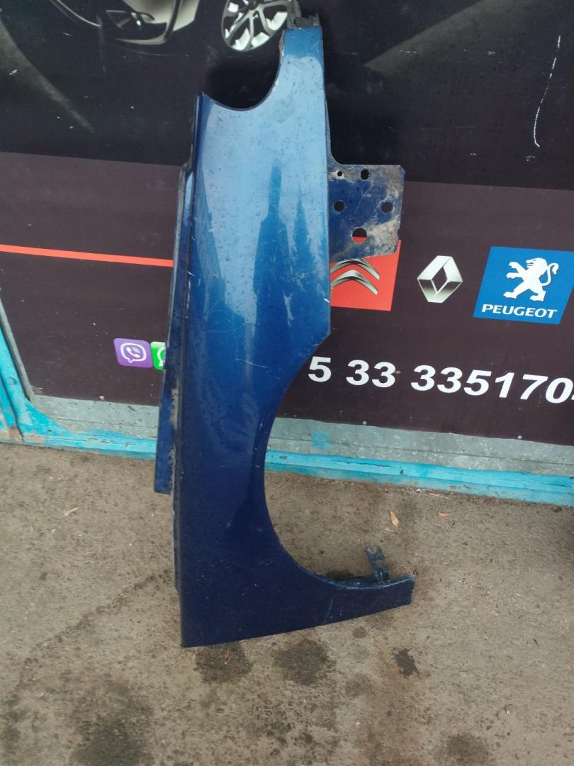 крыло переднее правое Renault Laguna 1 поколение 1997, 2.0 л., F3R 768, бензин, МКПП, красный, универсал - фото №1
