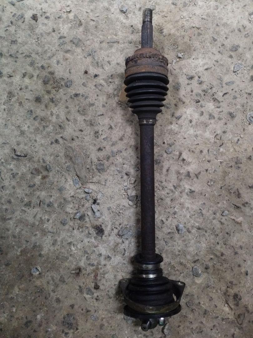 полуось передняя левая (приводной вал, ШРУС) Renault Megane 1 поколение 1997, 2.0 л., F3R 796, бензин, МКПП, синий, купе, передний привод - фото №1