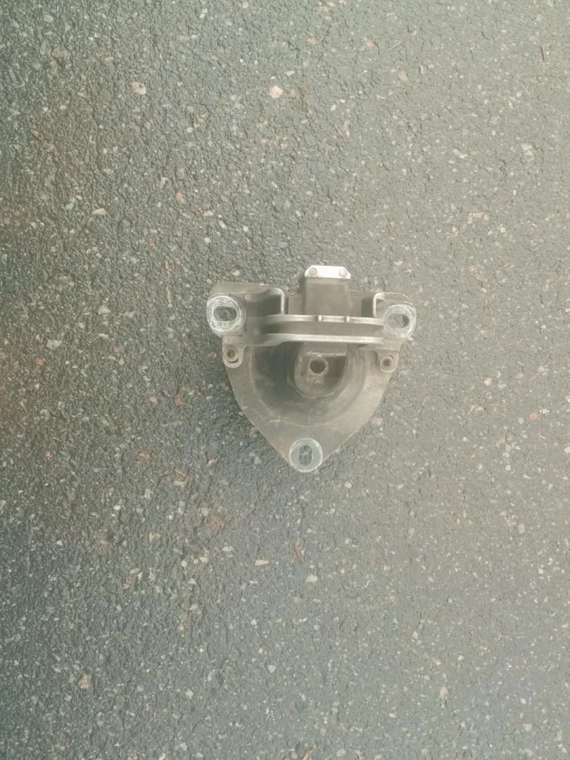 подушка крепления двигателя Renault Laguna 1 поколение 1997, 2.0 л., F3R 768, бензин, МКПП, красный, универсал - фото №1