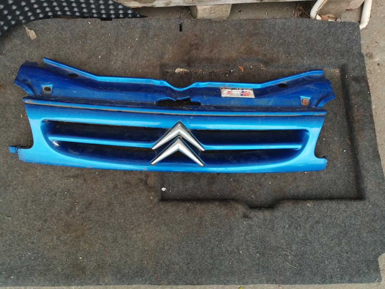 решетка радиатора Citroen Berlingo 1 поколение (M49) 2001, 2.0 л., RHY (10DYLF), дизель, МКПП, синиц, передний привод - фото №1