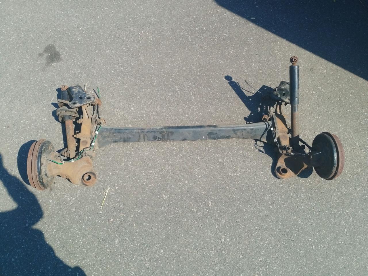 балка подвески задняя Citroen C3 1 поколение 2002, 1.4 л., KFV (TU3A), бензин, МКПП, голубой, передний привод - фото №1