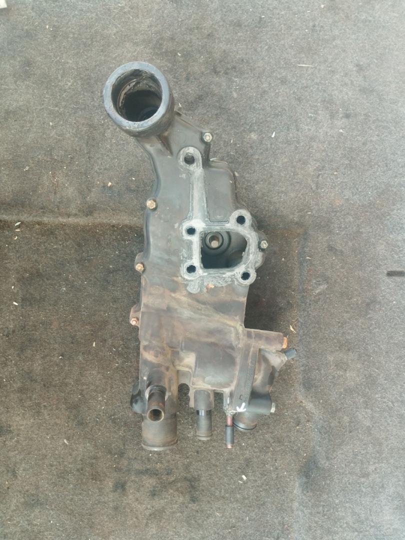 корпус термостата Peugeot 607 1 поколение 2001, 2.2 л., 4HX (DW12TED4/FAP), дизель, МКПП, передний привод - фото №1