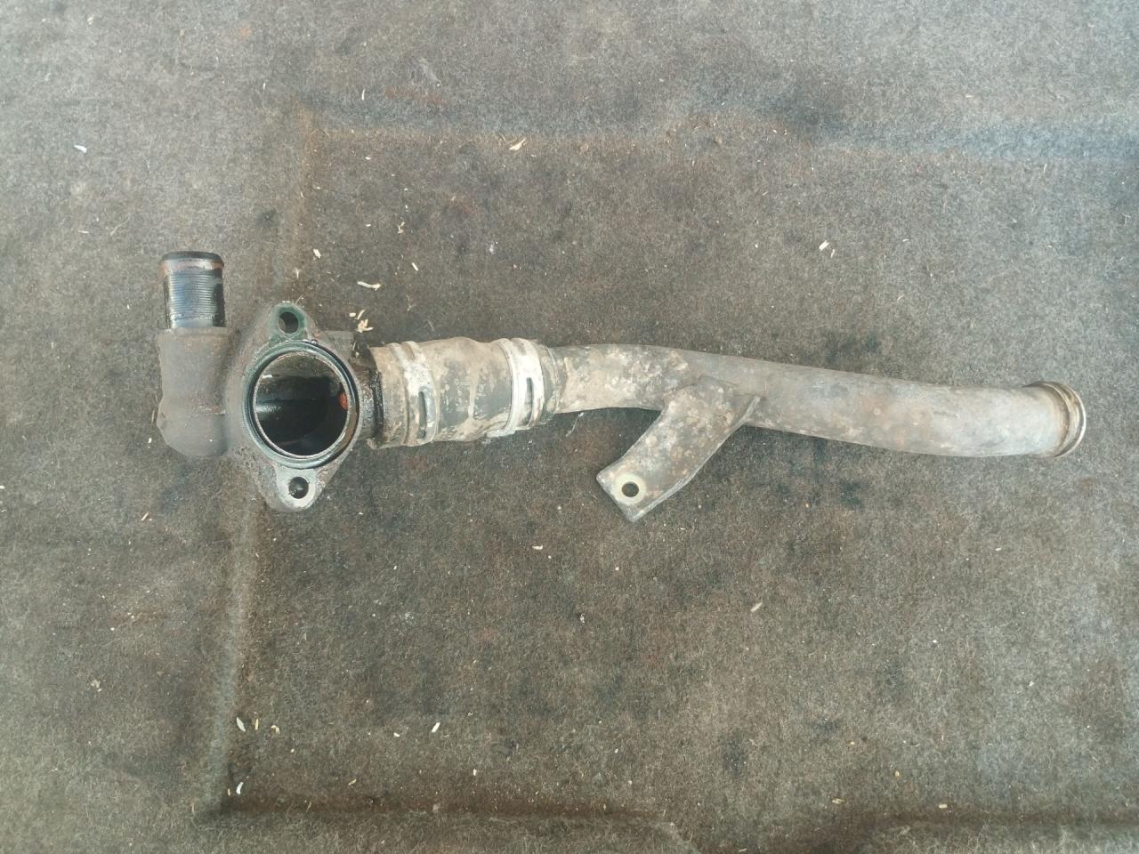 фланец (тройник) системы охлаждения Peugeot 607 1 поколение 2001, 2.2 л., 4HX (DW12TED4/FAP), дизель, МКПП, передний привод - фото №1