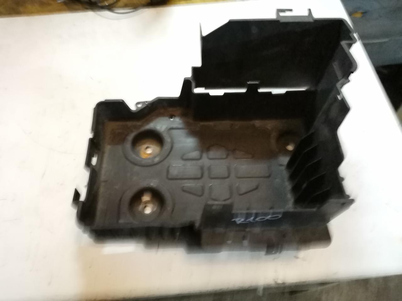 полка аккумулятора Renault Laguna 2 поколение 2001, 1.9 л., дизель, МКПП, зеленый, универсал - фото №1