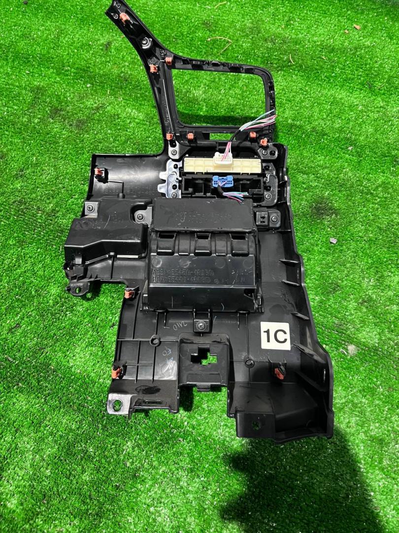 накладка на торпедо (консоль) Lexus RX 4 поколение 2017, 3.5 л., гибрид, АКПП, внедорожник 5 дв., 55045-48181 - фото №1