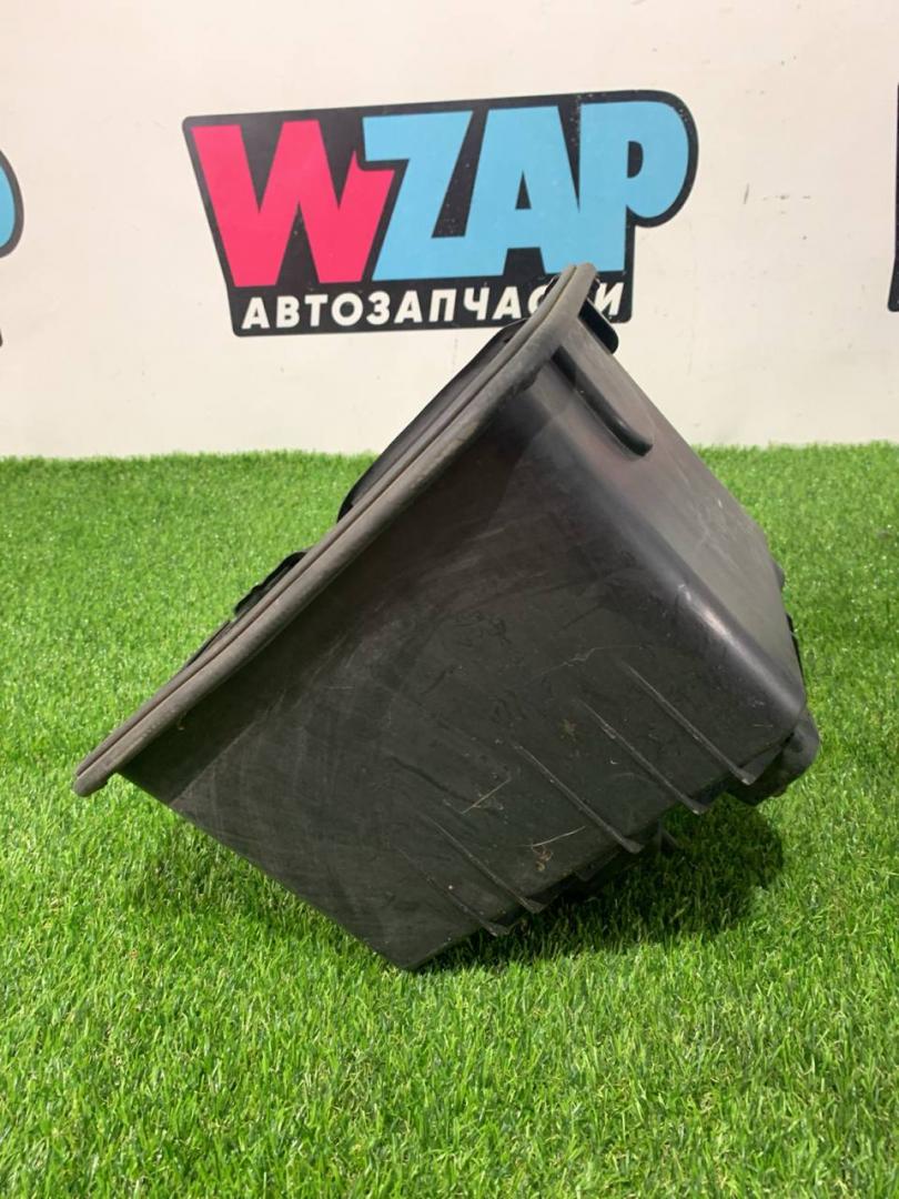 Аккумуляторный ящик (АКБ) Ford Mustang 6 поколение S550 2016, 5.0 л., бензин, МКПП, серый, купе, задний привод, FR3B-10723-AB - фото №1