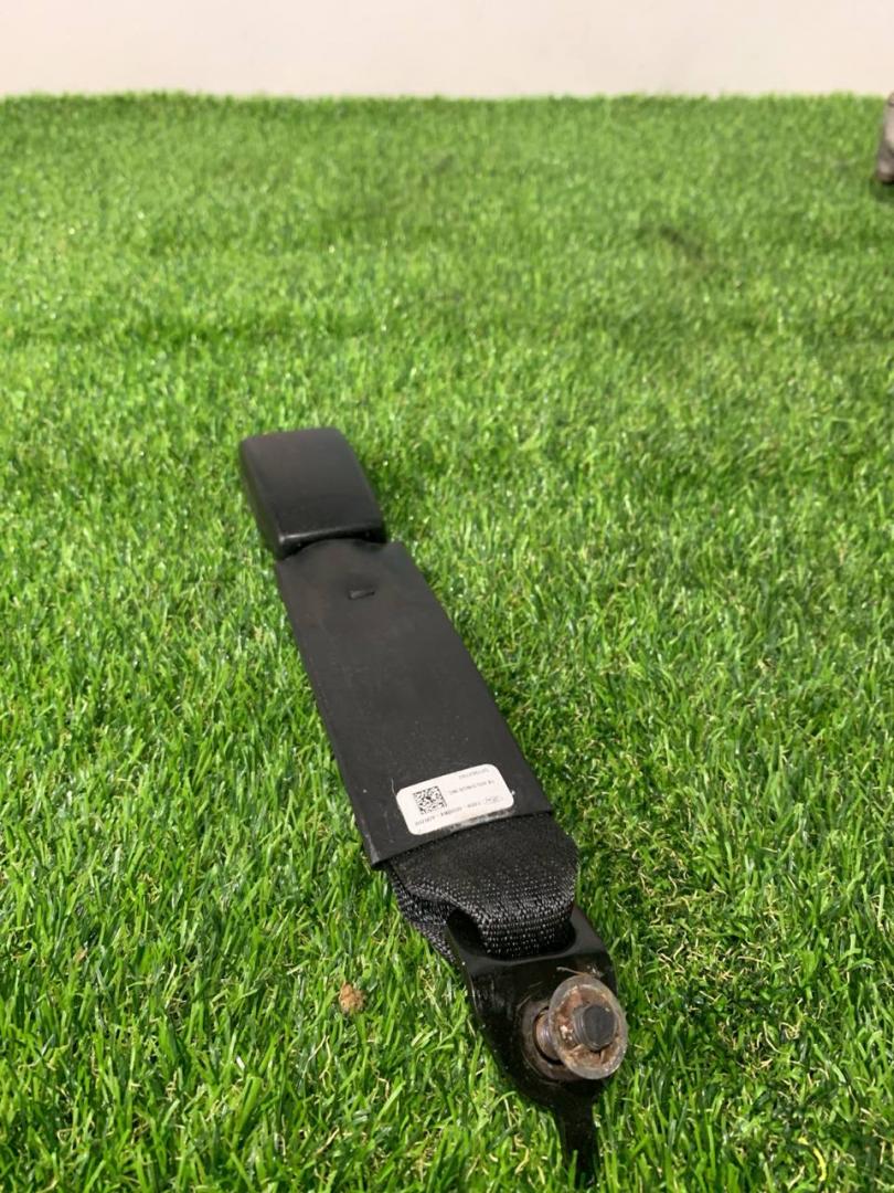 фиксатор ремня безопасности Ford Mustang 6 поколение S550 2016, 5.0 л., бензин, МКПП, серый, купе, задний привод, FR3B-6360044-ADW - фото №1