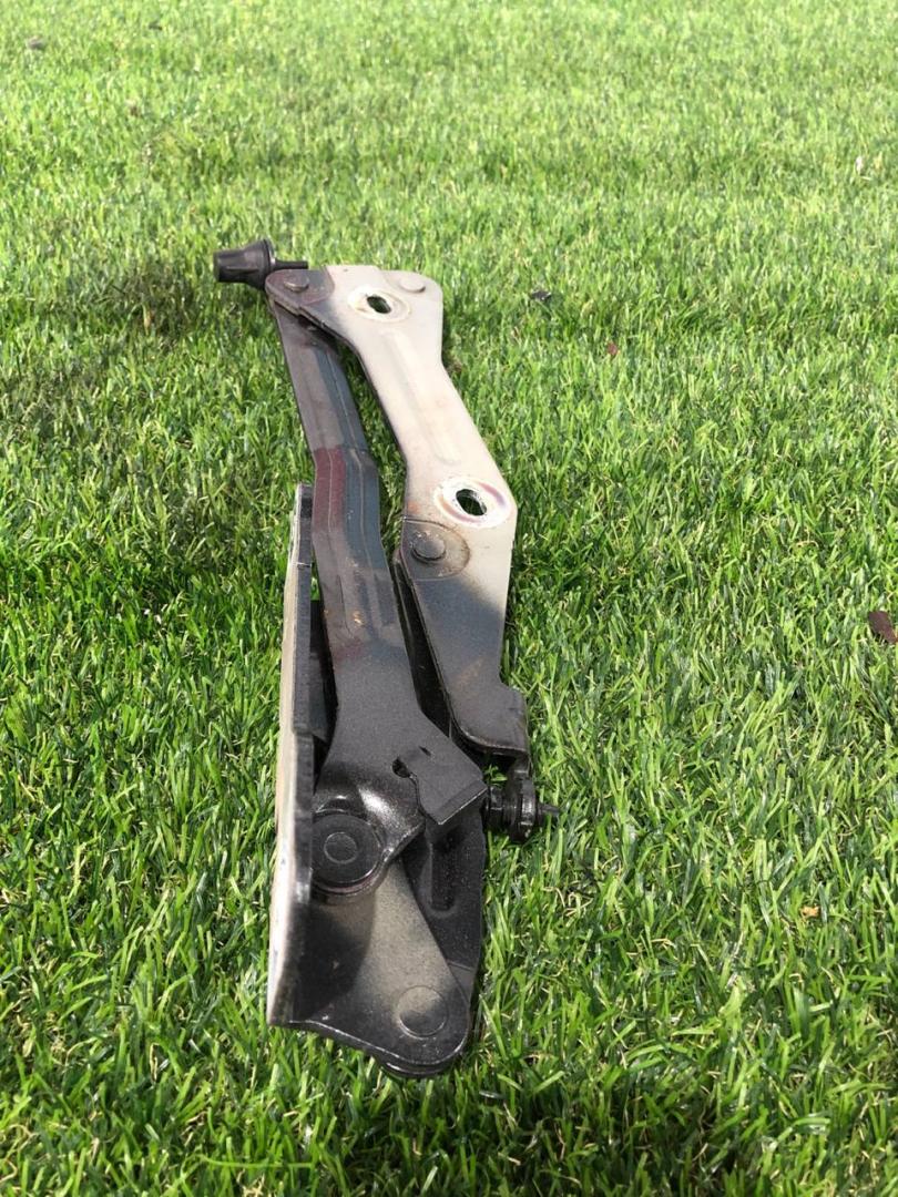 петля крышки багажника Ford Mustang 6 поколение S550 2016, 5.0 л., бензин, МКПП, серый, купе, задний привод, FR3B-6342700 - фото №1