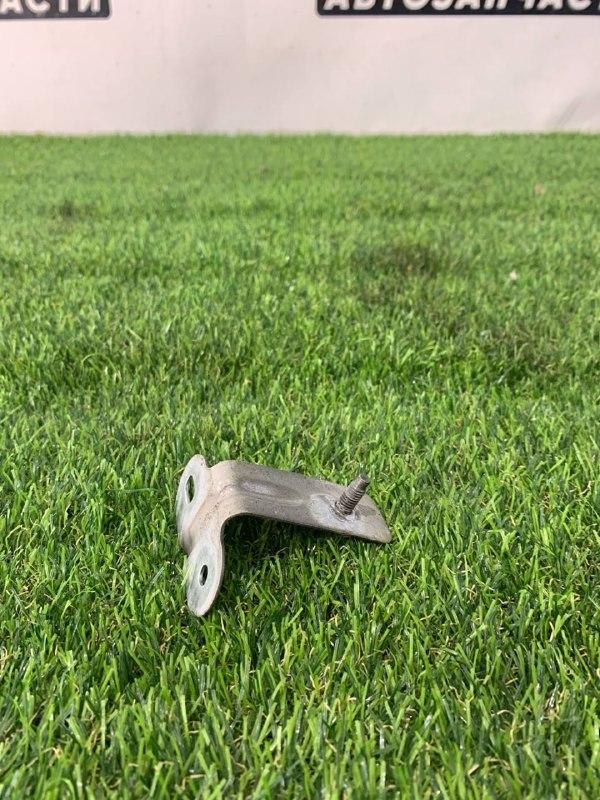 крепление ( кронштейн ) крыла Ford Mustang 6 поколение S550 2016, 5.0 л., бензин, МКПП, серый, купе, задний привод - фото №1