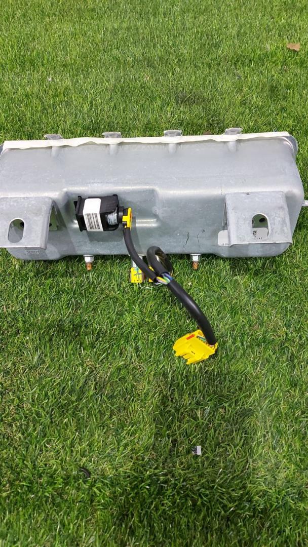 подушка безопасности пассажира Ford Escape 4 поколение CX482 2021, 1.5 л., бензин, АКПП, внедорожник 5 дв., полный привод, LJ6B-S044A74-AE - фото №1