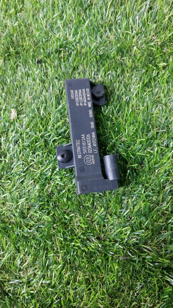 Антенна системы комфортного доступа RAM 1500 5 поколение 2019, 5.7 л., бензин, АКПП, пикап, полный привод, 5931812AA - фото №1