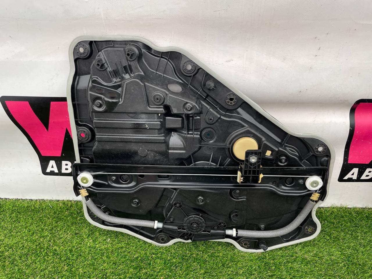 стеклоподъемник задний левый Jeep Wrangler 4 поколение 2020, АКПП, внедорожник 5 дв., 68301949AA - фото №1