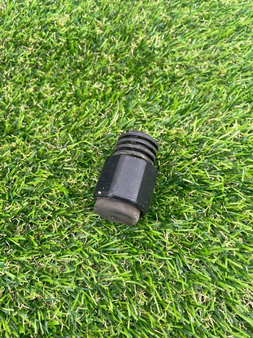 отбойник крышки багажника Tesla Model Y 1 поколение 2022, электро, белый, 1500496-00-A - фото №1