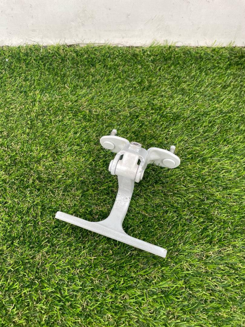 петля крышки багажника Tesla Model Y 1 поколение 2022, электро, белый, 150049400D - фото №1