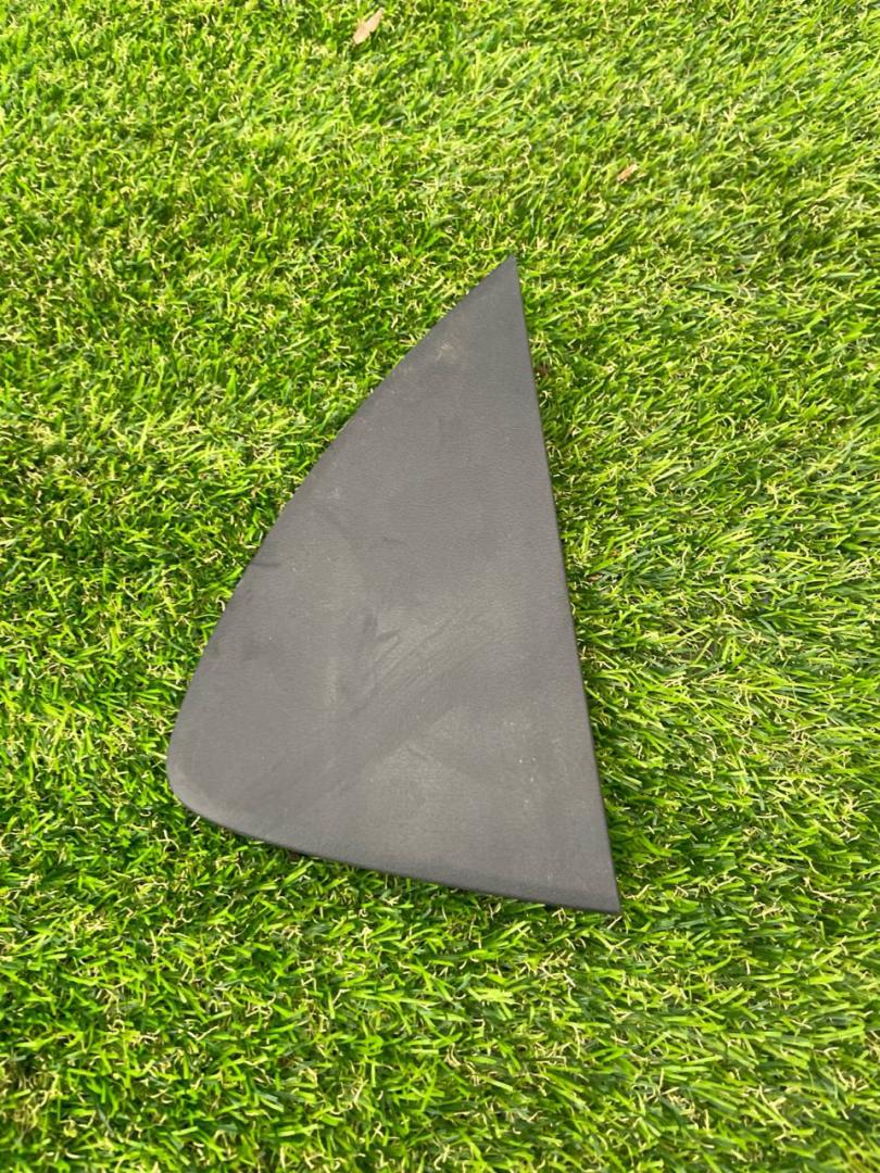 накладка на торпедо (консоль) Tesla Model Y 1 поколение 2022, электро, белый, 1083361-00-D - фото №1