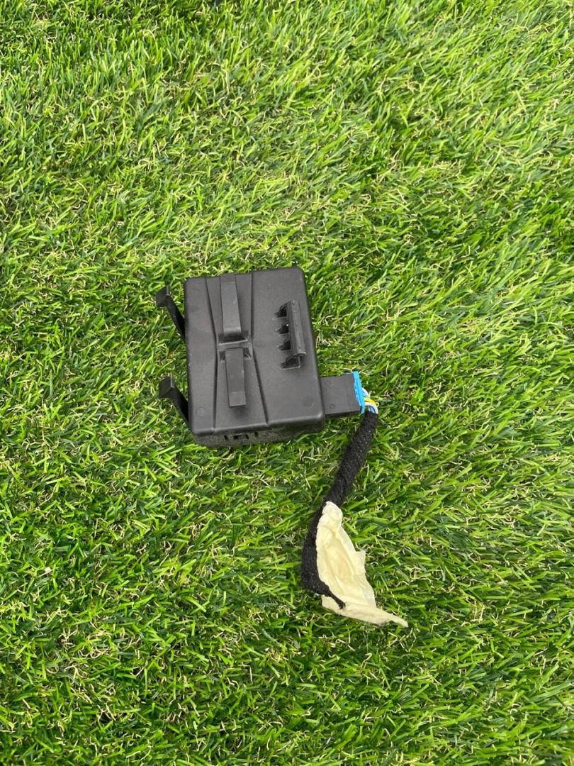 блок управления центральным замком Buick Encore GX 1 поколение 2020, 1.2 л., бензин, вариатор, хетчбэк 5 дв., передний привод, 13523281 - фото №1