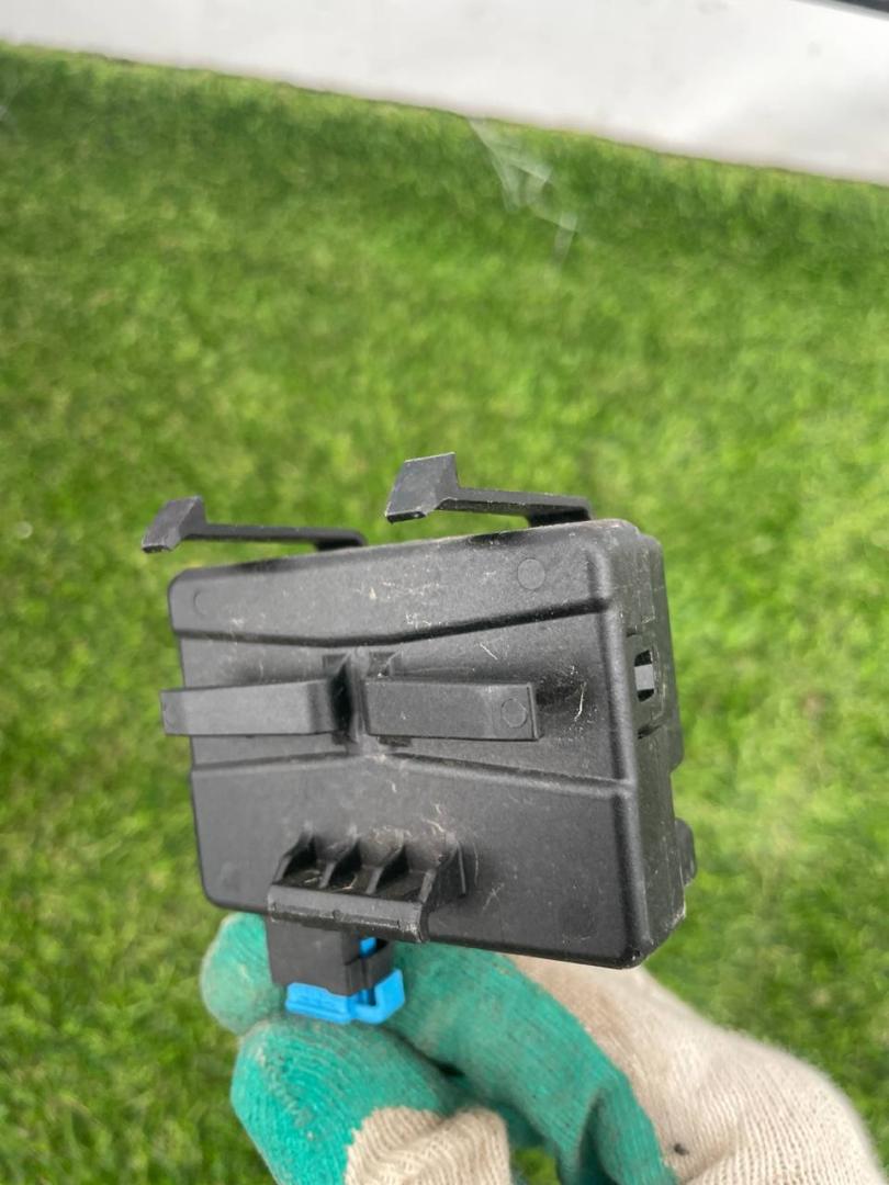 блок управления центральным замком Chevrolet TrailBlazer 3 поколение 2022, 1.3 л., бензин, вариатор, оранжевый, хетчбэк 5 дв., полный привод, 13523281 - фото №1