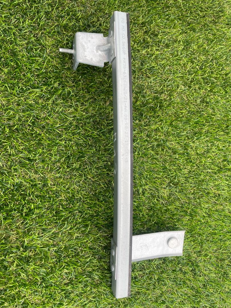 направляющая стекла Ford Mustang 7 поколение S650 2024, 2.3 л., бензин, АКПП, черный, купе, задний привод, FR3B-63263A2021-AA - фото №1