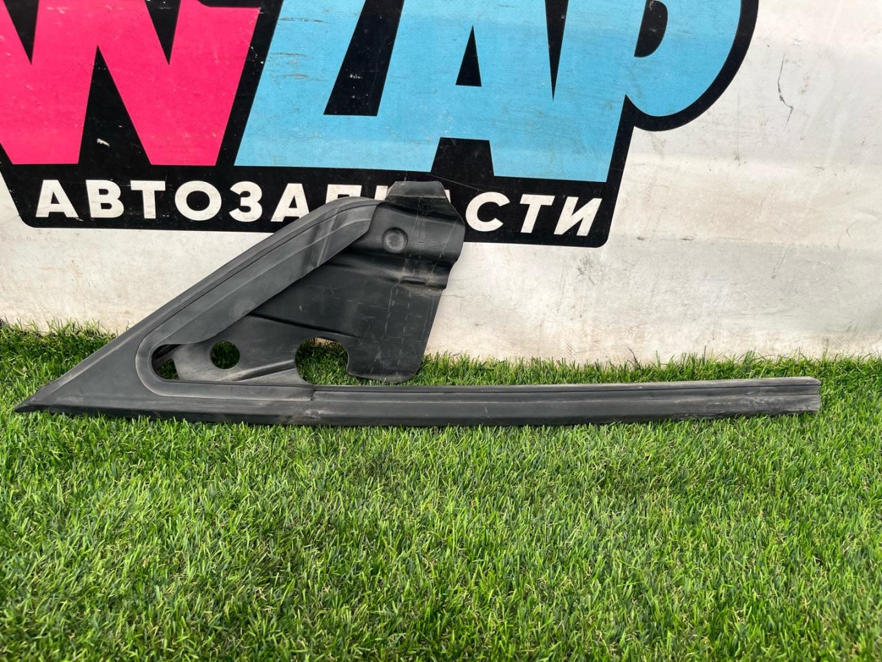 направляющая стекла Tesla Model Y 1 поколение 2022, электро, белый, 1500067-00-B - фото №1