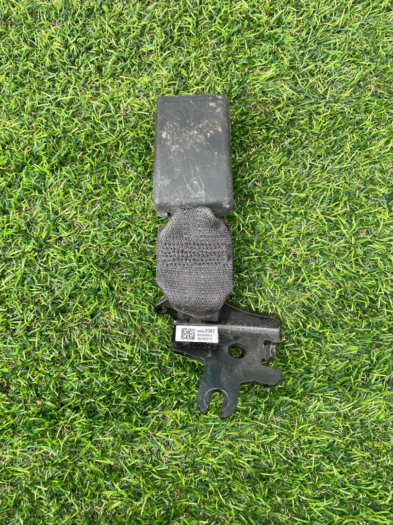замок ремня безопасности Buick Encore GX 1 поколение 2020, 1.2 л., бензин, вариатор, хетчбэк 5 дв., передний привод, 60002387 - фото №1