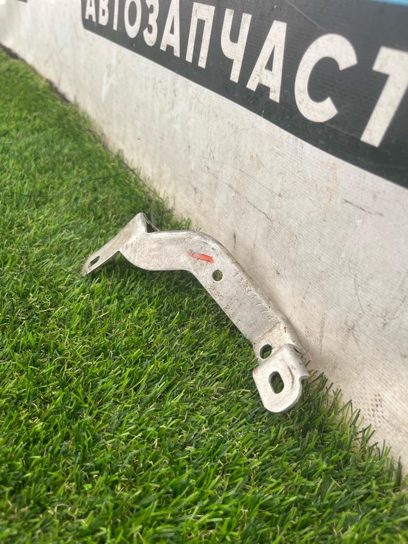 кронштейн (крепление) Chevrolet Equinox 3 поколение 2019, 13461774 - фото №1