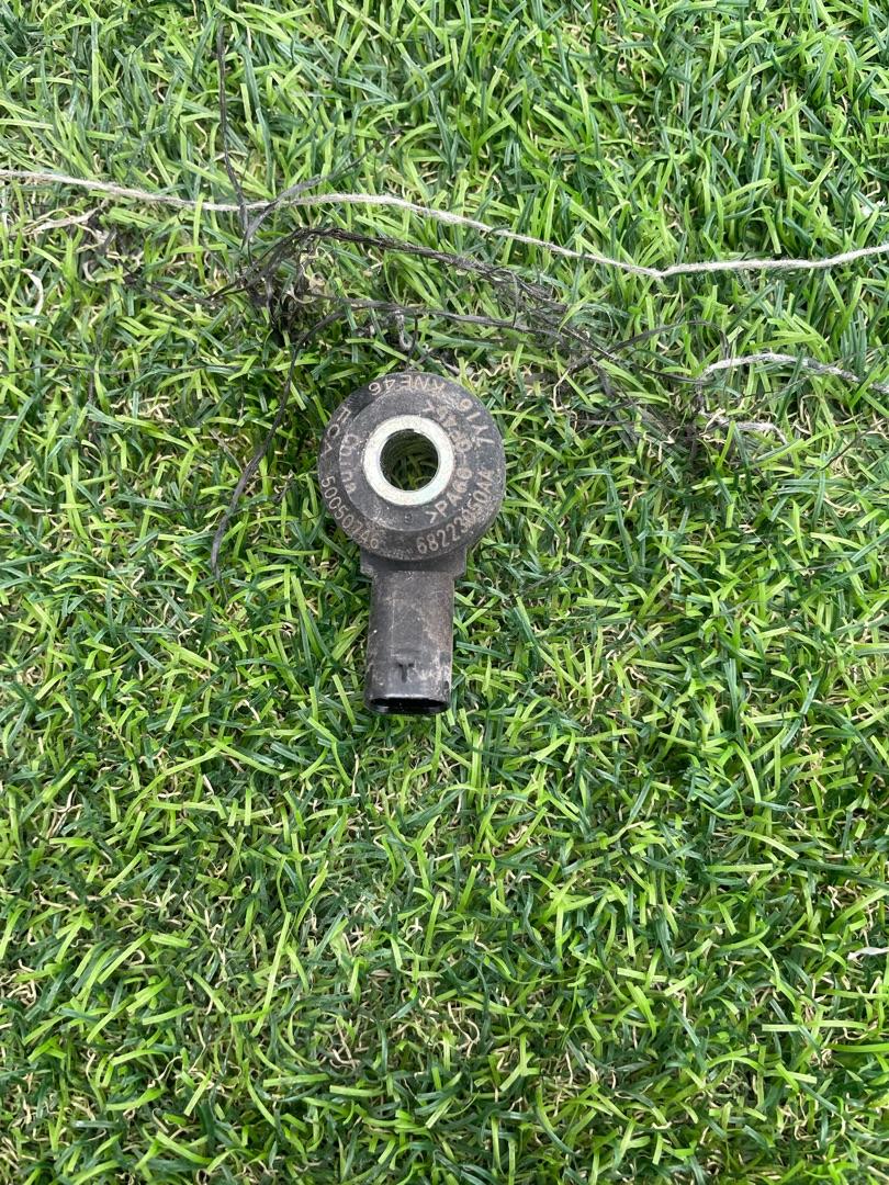 датчик детонации RAM 1500 5 поколение 2019, 5.7 л., бензин, АКПП, пикап, полный привод, 68223050AA - фото №1