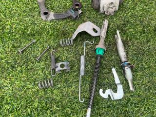 механизм стояночного тормоза (ручника) Chevrolet Trax 1 поколение [рестайлинг] 2021, 1.4 л., бензин, АКПП, черный, внедорожник 5 дв., передний привод