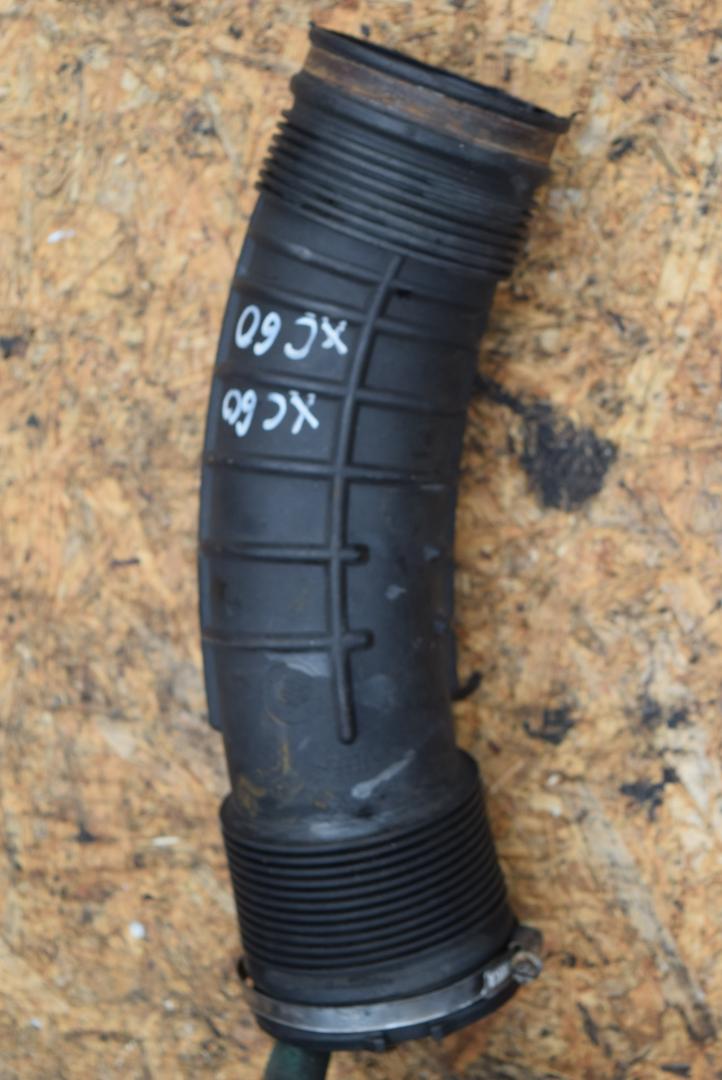 патрубок воздушного фильтра Volvo XC60 1 поколение 2009, 2.4 л., D 5244 T4, дизель, АКПП, внедорожник 5 дв., 6898050 - фото №1