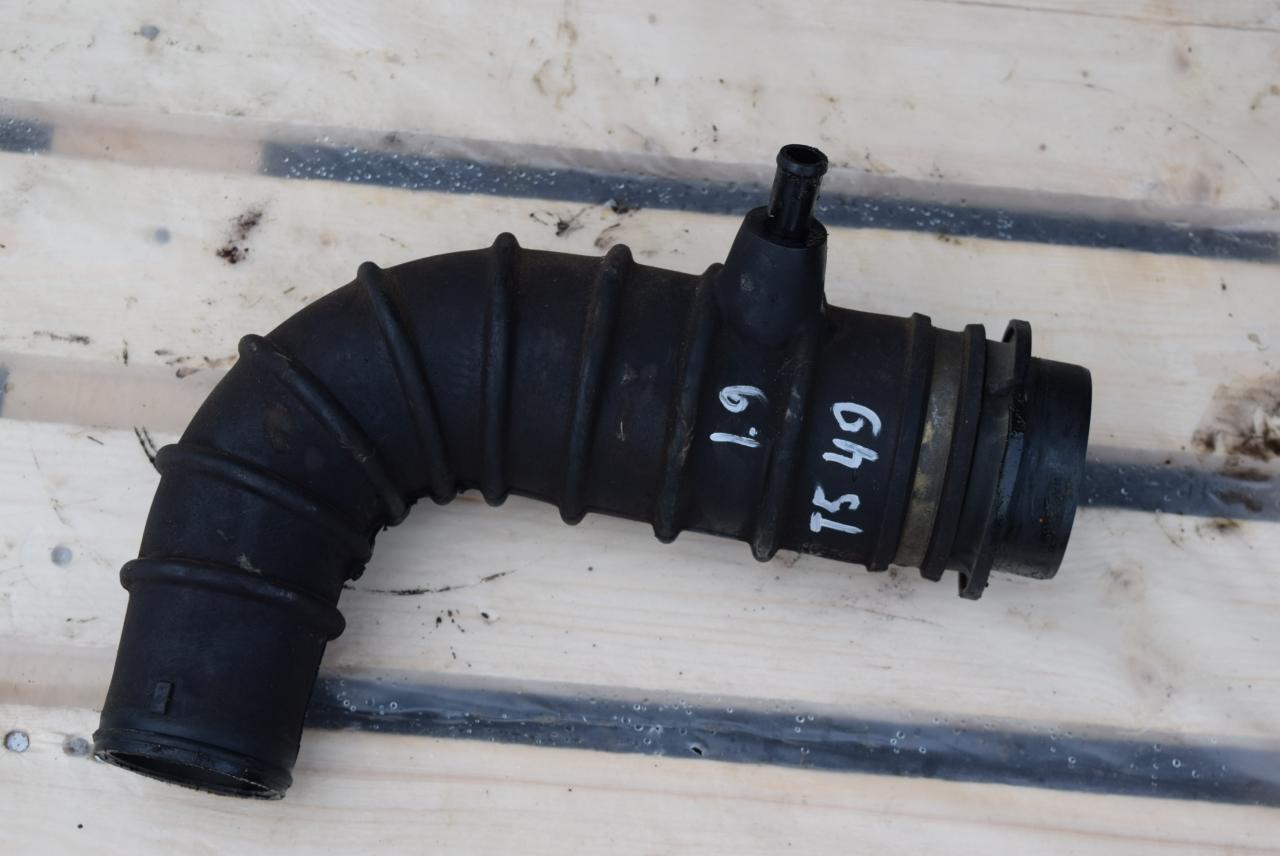 патрубок интеркулера Volvo 460 1 поколение 1996, 1.9 л., D 19 T, дизель, МКПП, седан, 47554102 - фото №1