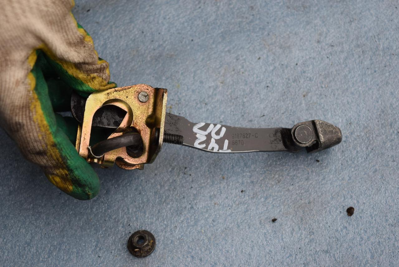 ограничитель открывания двери Volvo S80 1 поколение 2000, 2.4 л., B 5244 S2, бензин, АКПП, седан, передний привод, 9187627, 9154928 - фото №1