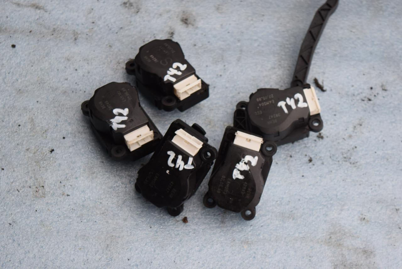 моторчик заслонки печки Volvo S80 1 поколение 2000, 2.4 л., B 5244 S2, бензин, АКПП, седан, передний привод, 38247N, 38248Q, 42948O, 42947O, 38249N - фото №1