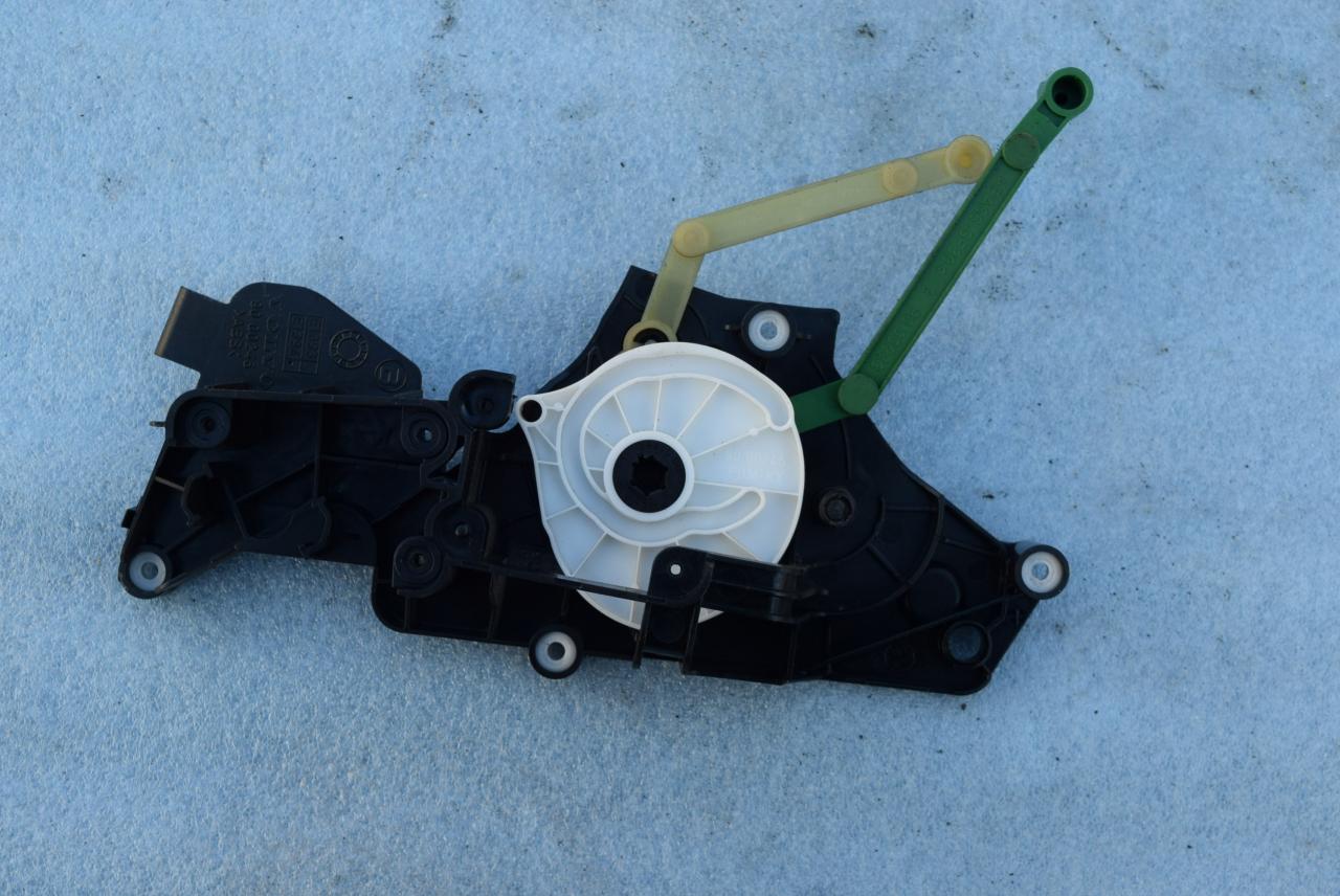 моторчик заслонки печки Volvo XC90 1 поколение 2005, 2.4 л., D5, D 5244 T, дизель, АКПП, внедорожник 5 дв., полный привод, 9000246 - фото №1