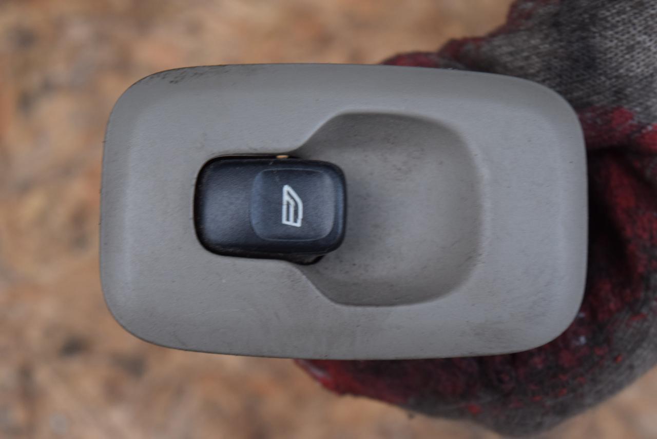 кнопка стеклоподъемника двери задней Volvo XC90 1 поколение 2005, 2.4 л., D5, D 5244 T, дизель, АКПП, внедорожник 5 дв., полный привод, 30658696 - фото №1