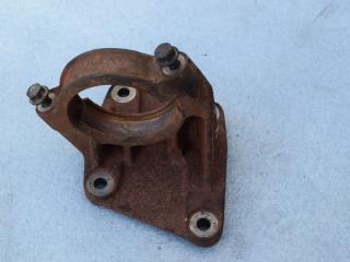 кронштейн полуоси Volvo V40 1 поколение [2-й рестайлинг] 2003, 1.8 л., i, B 4184 S2, бензин, МКПП, универсал, передний привод, 9163955