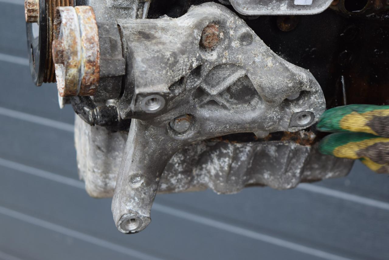 кронштейн компрессора кондиционера Volkswagen Jetta 6 поколение 2013, 1.4 л., TSI, CAXA, бензин, АКПП, седан, 1K0260885B - фото №1