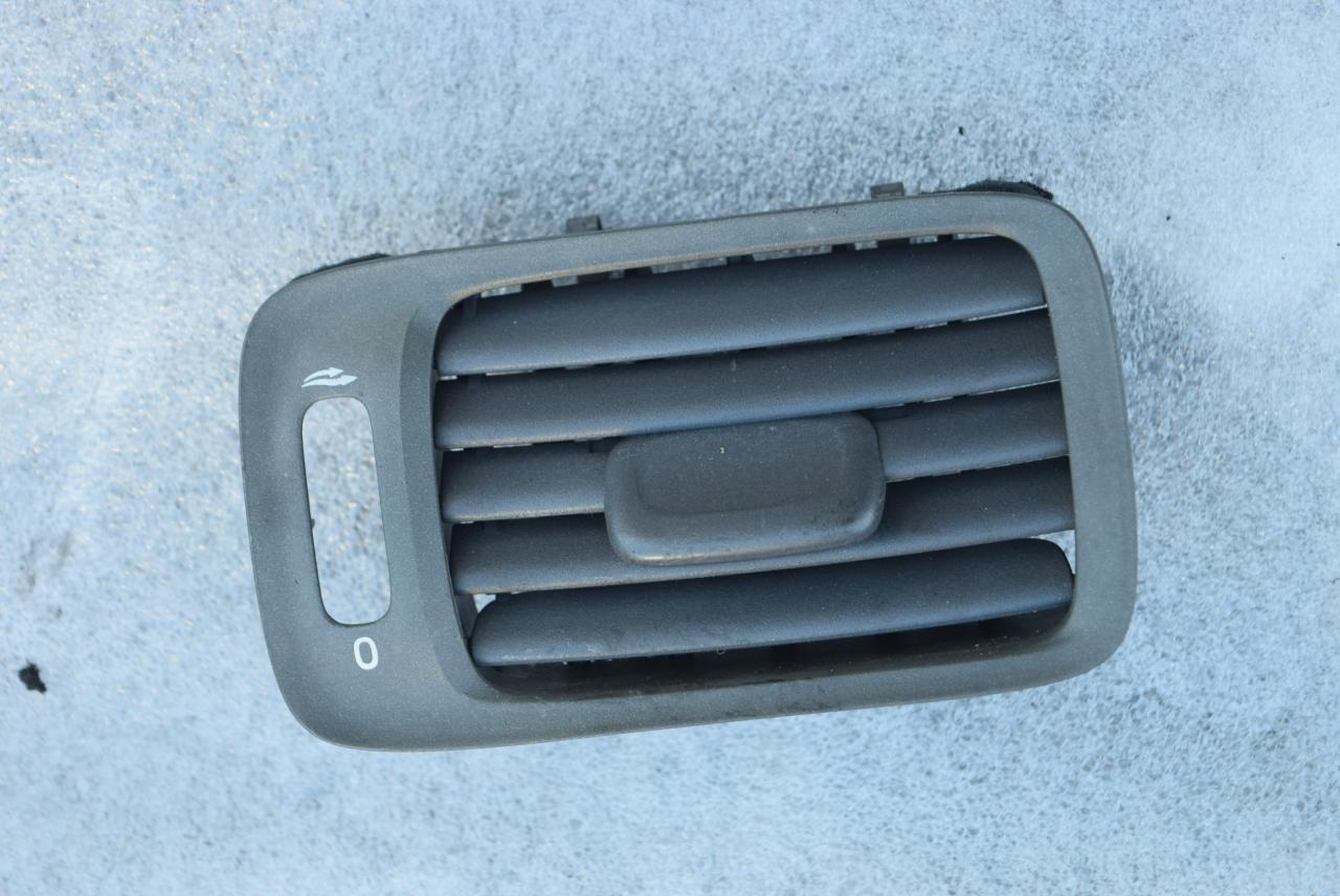 дефлектор обдува салона Volvo V70 1 поколение 1998, 2.5 л., D 5252 T, дизель, МКПП, универсал, 9481655 - фото №1