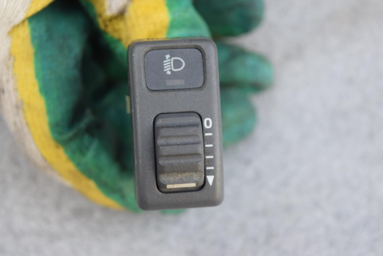 кнопка корректора фар Volvo V70 1 поколение 1998, 2.5 л., D 5252 T, дизель, МКПП, универсал, 9162960, 98W28K - фото №1