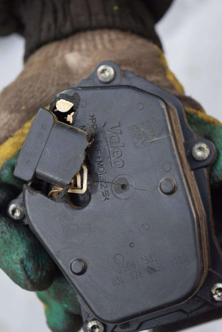 заслонка дроссельная Volkswagen Golf 6 поколение 2012, 1.6 л., CAYC, дизель, МКПП, универсал, 03L128063L - фото №1