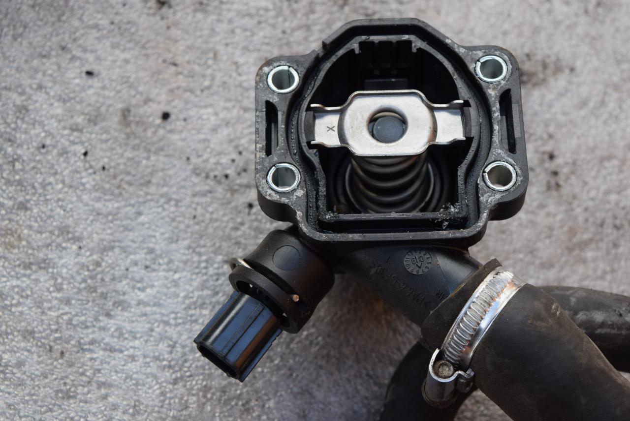 корпус термостата Volvo XC60 1 поколение 2010, 3.2 л., бензин, АКПП, черный, универсал, 6G9N61J20AD - фото №1