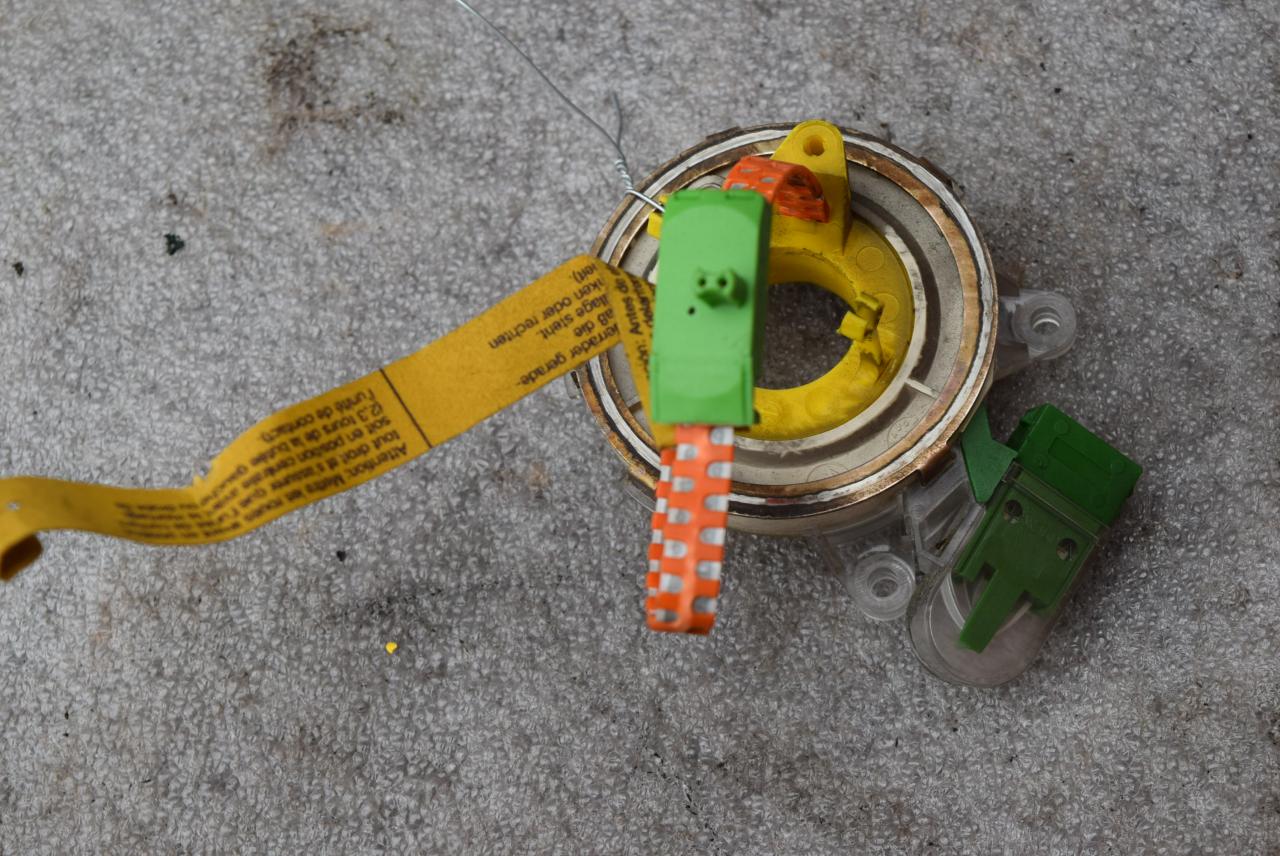 шлейф руля Volvo V40 1 поколение 1998, 1.9 л., Ti, B 4194 T, бензин, МКПП, красный, универсал, передний привод, 30858318 - фото №1