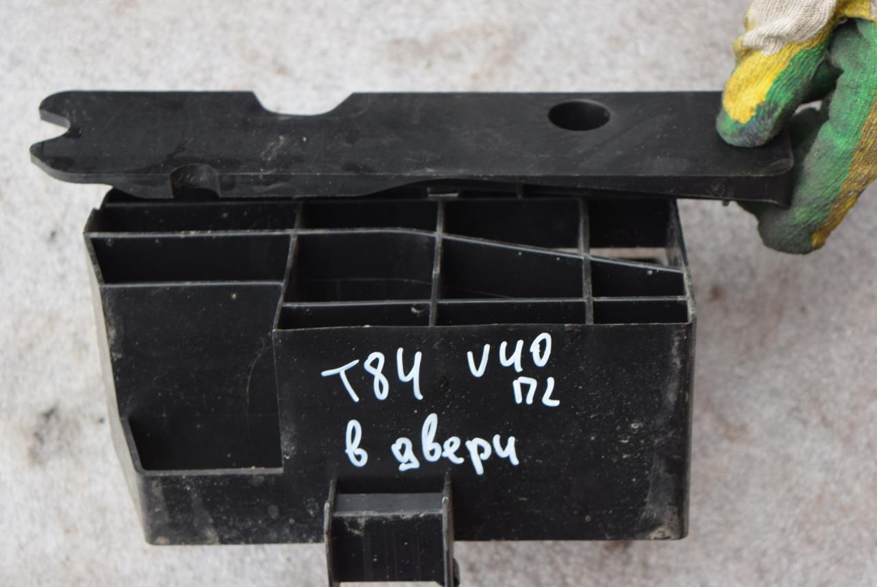 кронштейн (крепление) Volvo V40 1 поколение 1998, 1.9 л., Ti, B 4194 T, бензин, МКПП, красный, универсал, передний привод, 30813538, 30817003 - фото №1