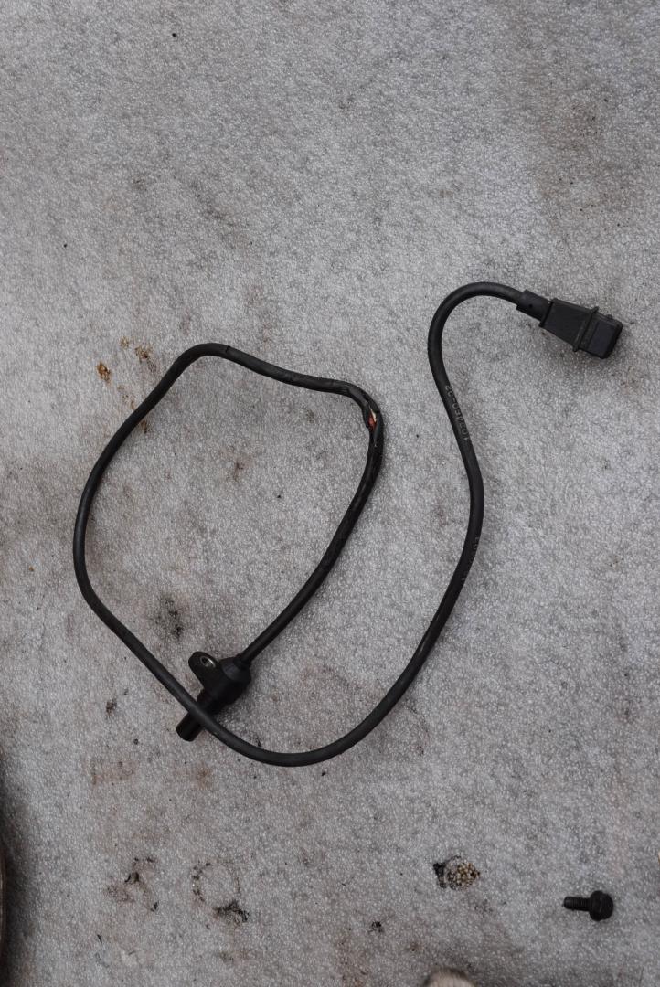 датчик коленвала Volvo V40 1 поколение 1998, 1.9 л., Ti, B 4194 T, бензин, МКПП, красный, универсал, передний привод, 1270603 - фото №1