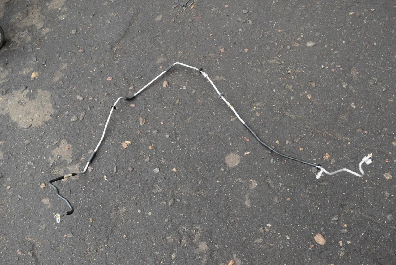 трубка кондиционера Volvo V40 1 поколение 1998, 1.9 л., Ti, B 4194 T, бензин, МКПП, красный, универсал, передний привод, 30856125 - фото №1