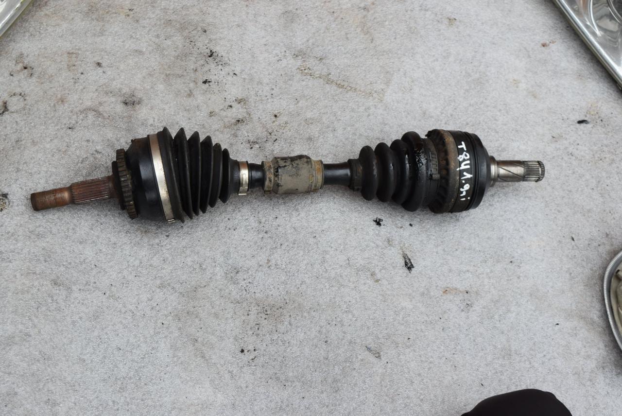 полуось передняя левая (приводной вал, ШРУС) Volvo V40 1 поколение 1998, 1.9 л., Ti, B 4194 T, бензин, МКПП, красный, универсал, передний привод - фото №1