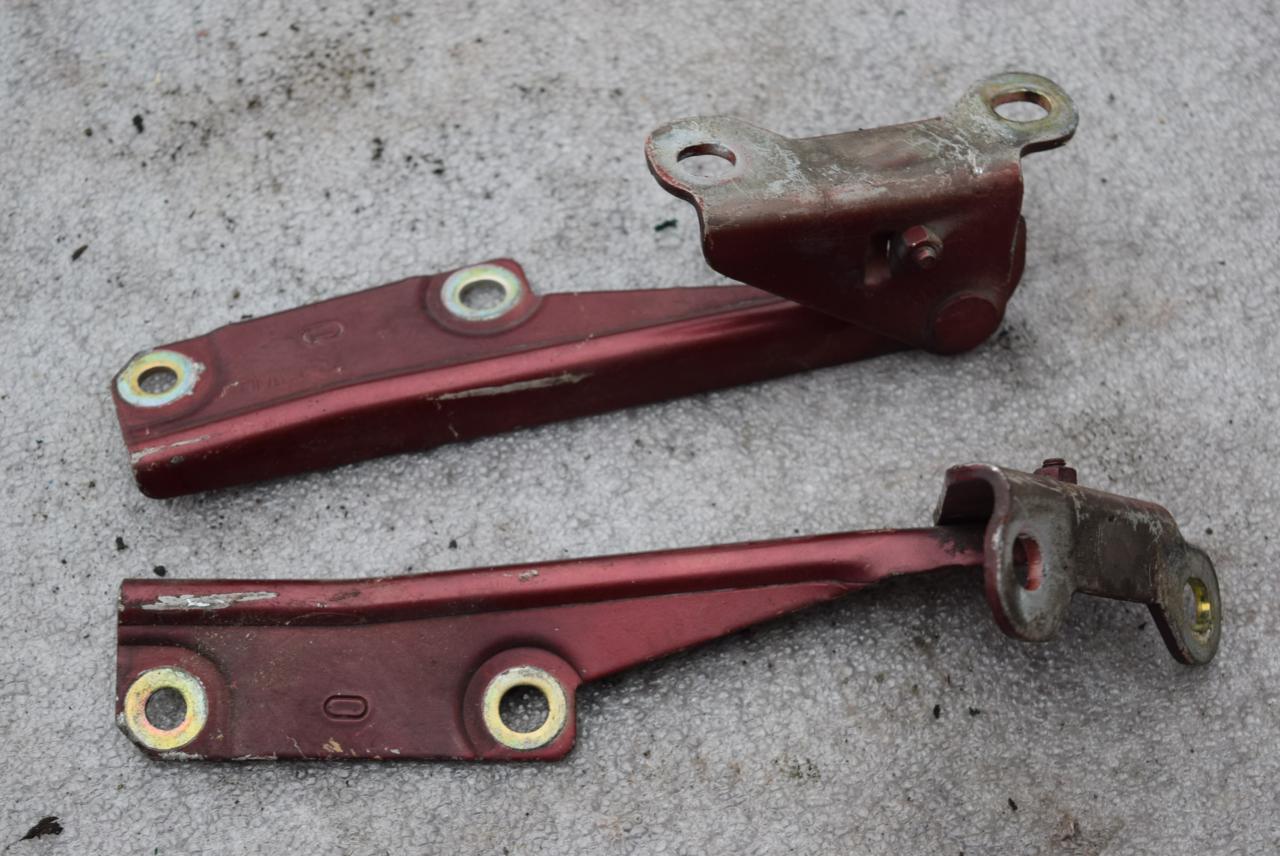 петля капота Volvo V40 1 поколение 1998, 1.9 л., Ti, B 4194 T, бензин, МКПП, красный, универсал, передний привод - фото №1