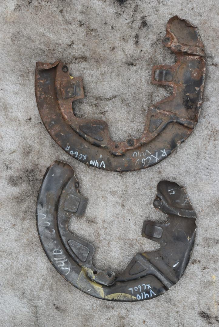 защитный кожух тормозного механизма Volvo XC60 1 поколение 2010, 3.2 л., бензин, АКПП, черный, универсал - фото №1