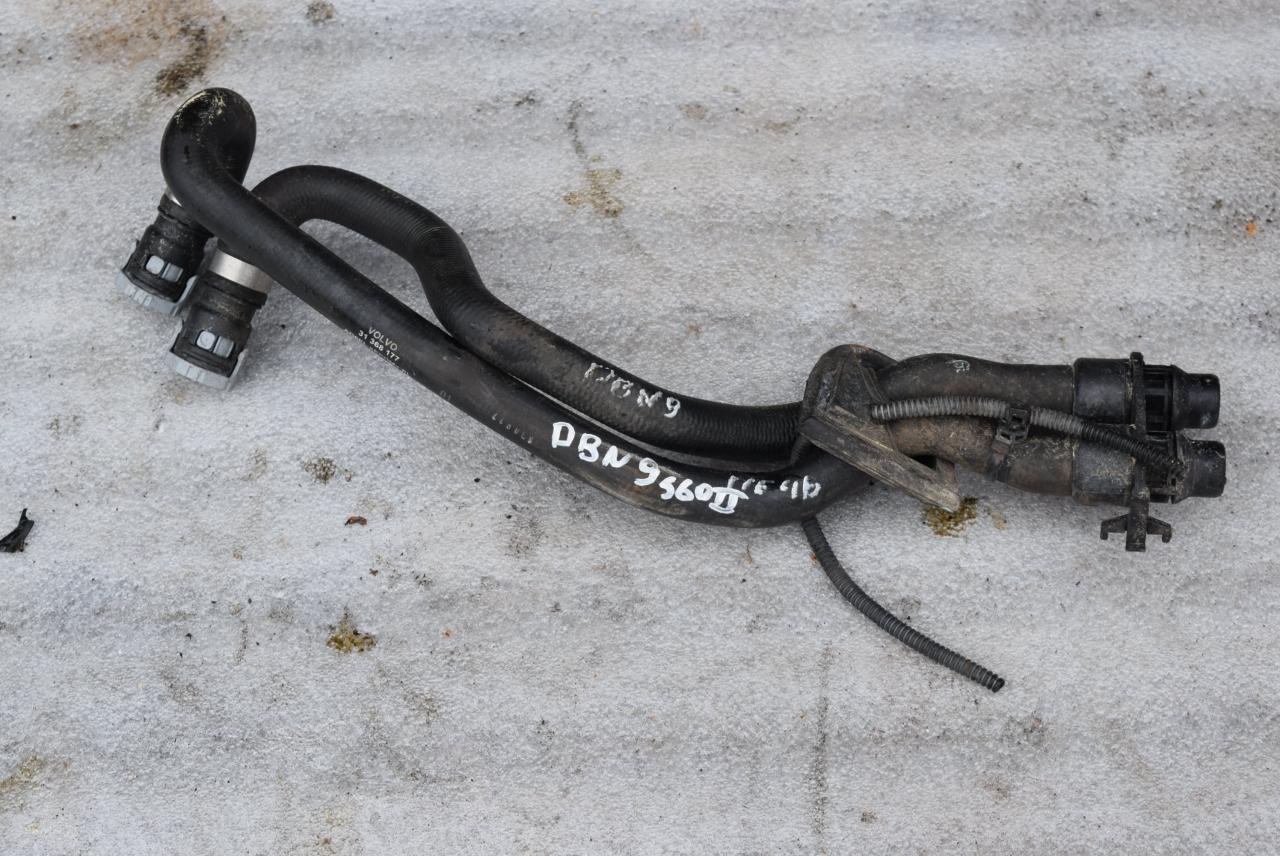 патрубок отопителя (печки) Volvo S60 2 поколение 2012, 2.0 л., D 5204 T3, дизель, МКПП, седан, передний привод, правый руль, 31368177 - фото №1