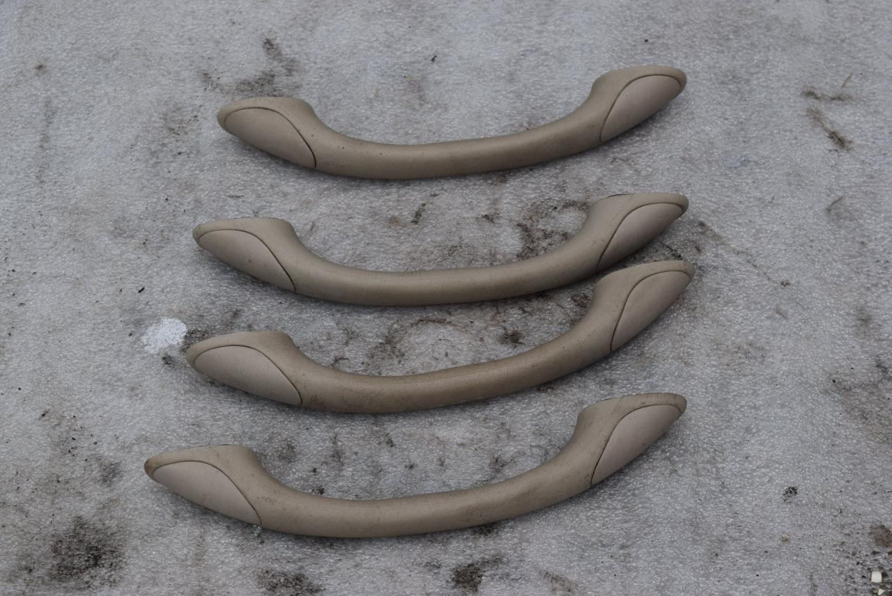 ручка внутренняя потолочная Lexus RX 1 поколение 2002, 3.0 л., 1MZ-FE, бензин, АКПП, внедорожник 5 дв., полный привод - фото №1