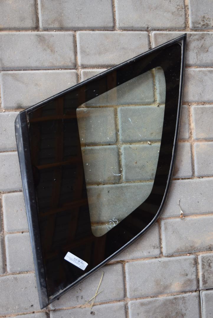 стекло кузовное боковое правое Suzuki Grand Vitara 2 поколение 2007, 2.0 л., J20A, бензин, МКПП, внедорожник 5 дв., правый руль - фото №1