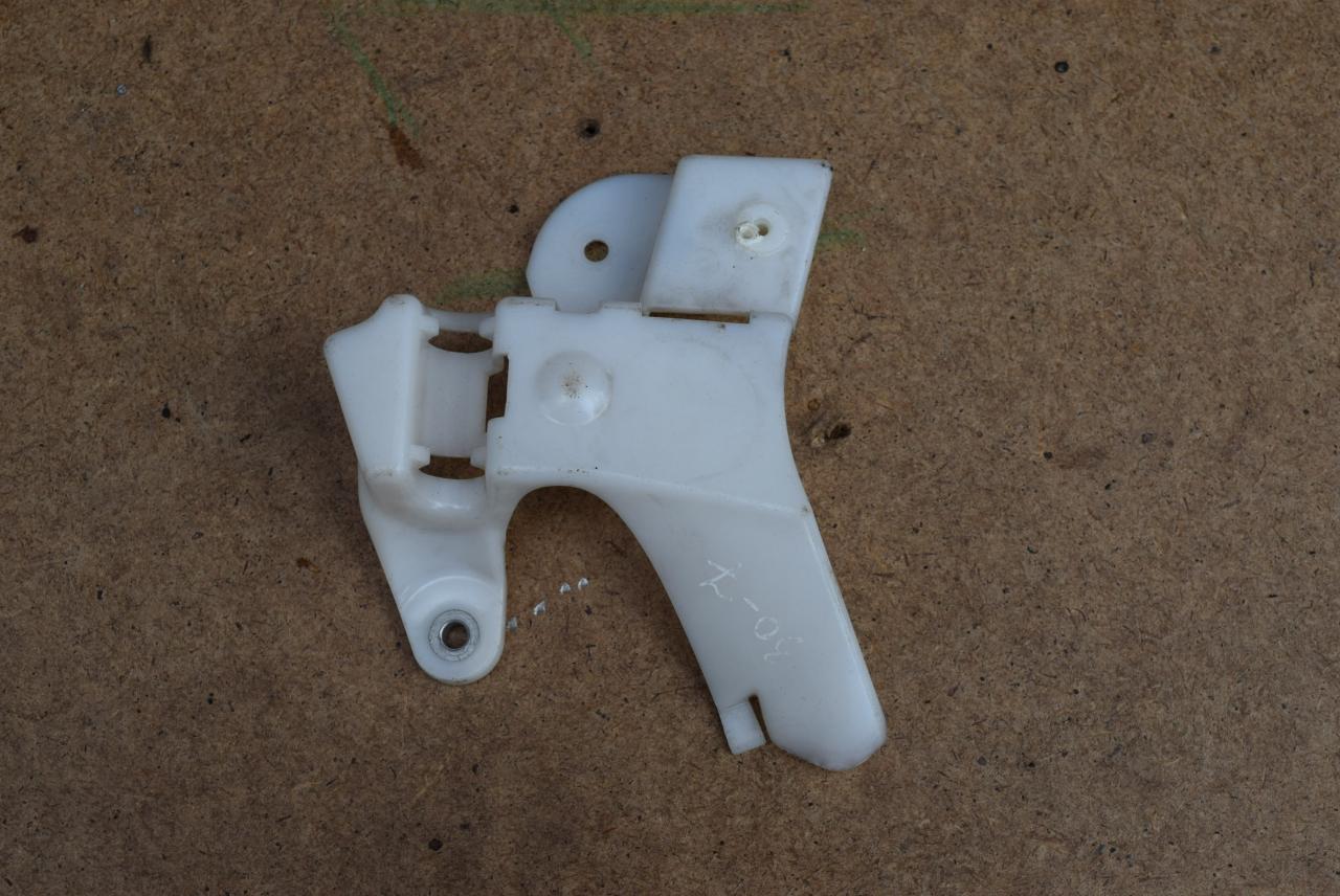 кронштейн (крепление) Volkswagen Passat B6 2009, 2.0 л., CBAA, дизель, АКПП, седан, правый руль, 3C5880616B - фото №1